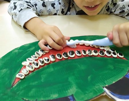 Zabawa w mycie zębów